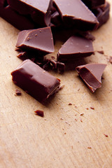 trozos de apetitoso y dulce chocolate