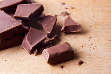 trozos de apetitoso y dulce chocolate