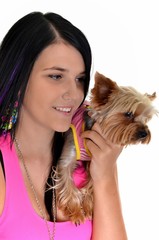 femme avec yorkshire terrier