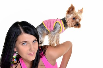 femme avec yorkshire terrier