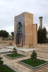 Fototapeta na wymiar Brama i minaret mauzoleum Guri Amir