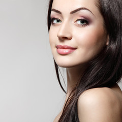 Naklejka premium woman young beautiful cheerful enjoying