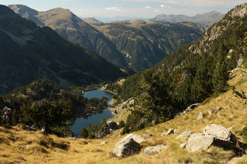 Fototapeta na wymiar Widok z lotu ptaka z dwoma jeziorami w Val d'Aran