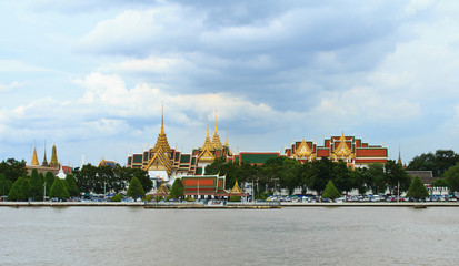 Obraz premium Wat Phra Kaew with Chao Phra ya river in Bangkok Thailand