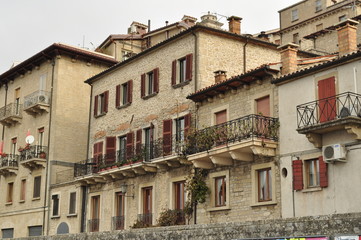 Fototapeta na wymiar архитектура домов г. Сан-Марино, Италия