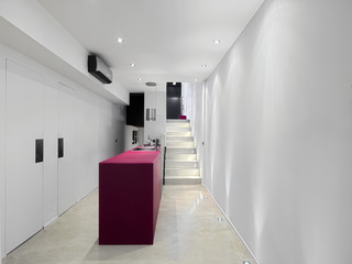 Cucina moderna con penisola di vetro rosso