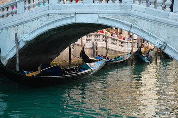 Fototapeta na wymiar Most nad kanałem bocznym w Wenecja Włochy