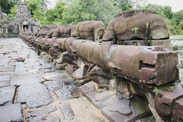 statue ad angkor in cambogia