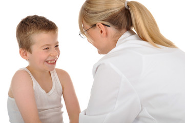 Ärztin untersucht kleinen Jungen