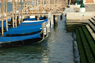 Fototapeta na wymiar Gondole zacumowane na Canal Grande w Wenecji Włochy