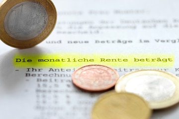 Rentenbescheid und Euromünzen