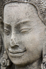 Obraz premium statua di una donna ad angkor
