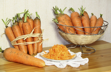 Obraz na płótnie Canvas Свежая морковь на деревянном столе