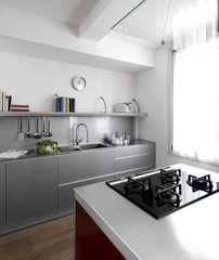 cucina moderna in laminato grigio con isola