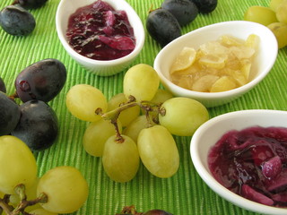 Kleine Schälchen mit Traubenkonfitüre