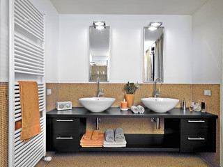 bagno moderno con doppio lavabo