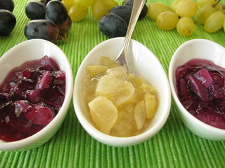 Kleine Schälchen mit Traubenkonfitüre