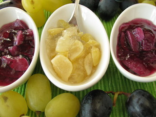 Kleine Schälchen mit Traubenkonfitüre