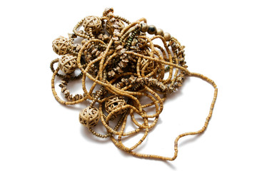 Деревянные бусы на белом фоне