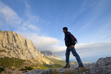 Obraz premium man on top of the mountain