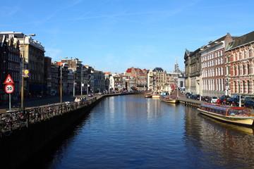Fototapeta na wymiar Typowe Amsterdam domy nad błękitne niebo