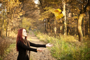Młoda, piękna kobieta w lesie. Jesień w Polsce.