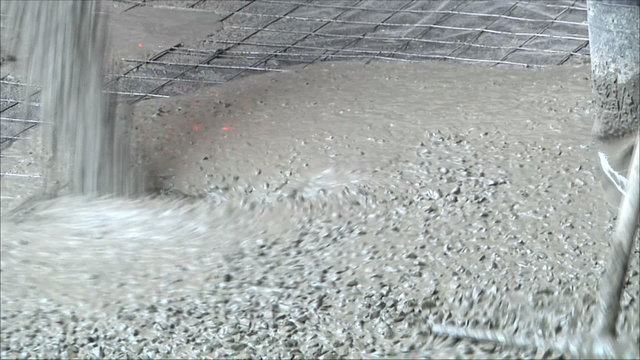 рабочие заливают бетонный пол