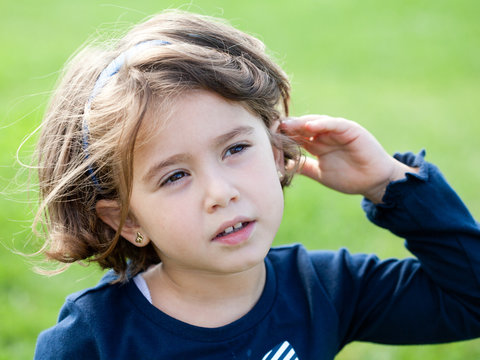 bambina che ascolta
