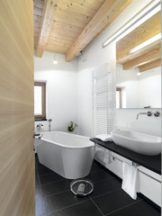 bagno moderno con vasca da appoggio centrale