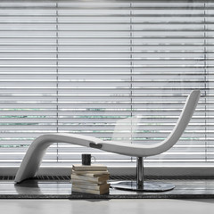 moderna chaise longue vicino a grande finestra