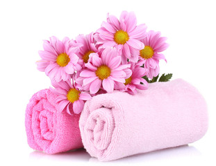 Obraz na płótnie Canvas pink towels and beautiful flowers isolated on white