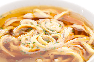 Nahaufnahme von Rindsuppe mit Einlage