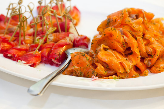 Fischbuffet 5: Zwei Sorten R&auml;ucherlachs