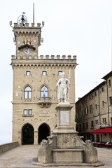 Fototapeta na wymiar Pałac publicznego i Statua Wolności w San Marino