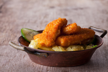 Fischstäbchen mit Kartoffelsalat
