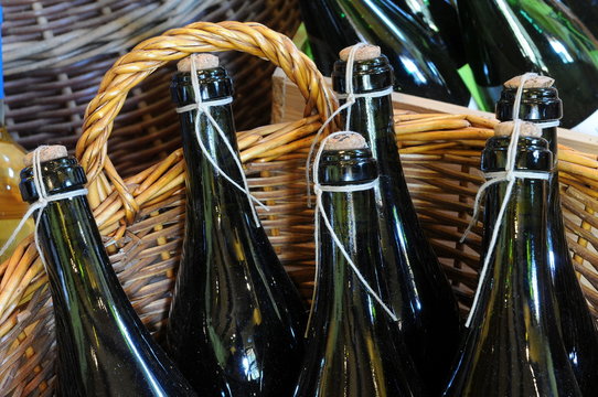 Korb mit Wein - Weinflaschen