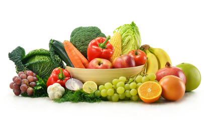 Fototapeta na wymiar Skład z owoców i warzyw samodzielnie na białym tle