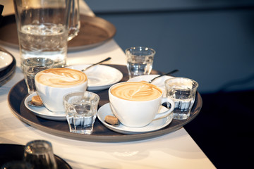Cappuccino in Tassen auf Tablett /  Baristawettbewerb