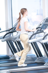 Obraz premium Young woman at the gym exercising. Running