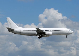 Fototapeta na wymiar Biały samolot pasażerski