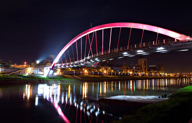 Fototapeta na wymiar bridge at night in Taipei