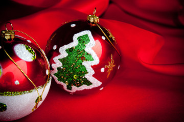 palline di Natale su fondo rosso