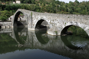 Fototapeta premium Ponte della Maddalena across the Serchio. Tuscany.