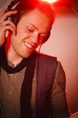 Junger Mann beim Musik hören