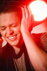 Junger Mann beim Musik hören