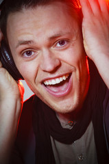 Junger Mann beim Musik hören