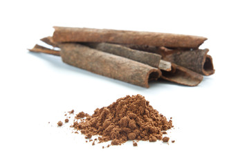 Canela en polvo y en rama