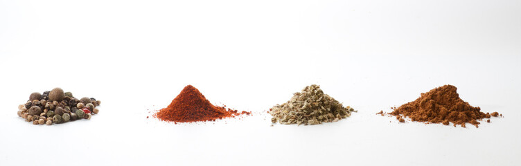 Detalle de especias en fondo blanco