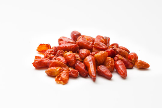 cayena roja picante en fondo blanco