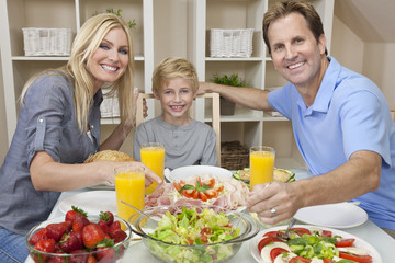 Obraz na płótnie Canvas Parents Child Family Healthy Food & Salad At Dining Table